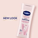 VASELINE Essential Even Tone Body Lotion, Daily Brightening, 200ml3.png
